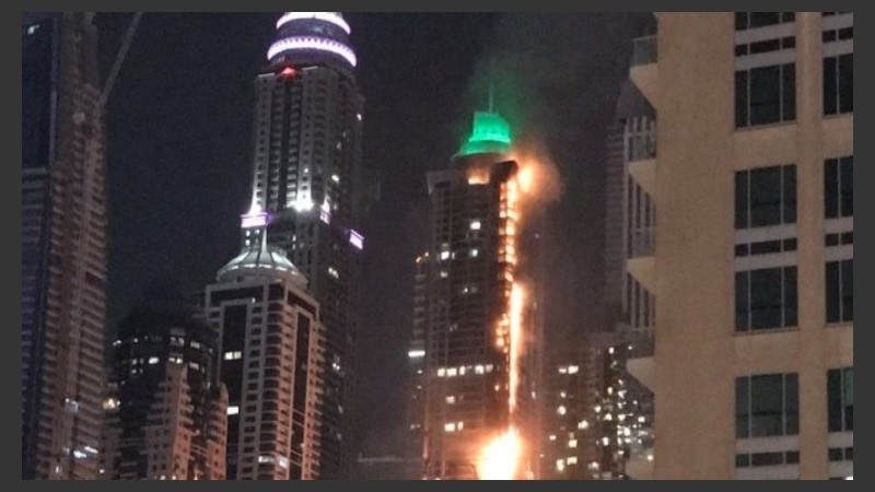 Las imágenes del incendio en la torre de 86 pisos.
