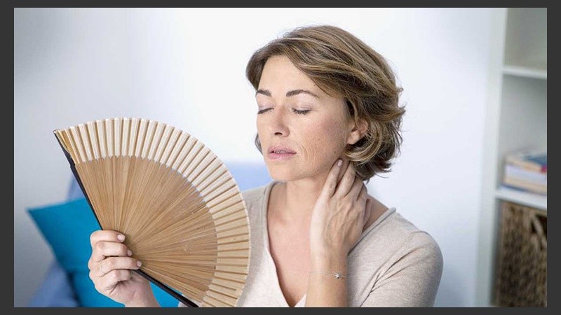 El descenso de estrógenos que causa la menopausia puede producir fuertes sofocones.