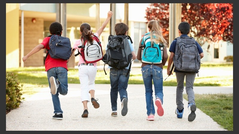 La mochila no debe ser más ancha que la espalda del chico, ni más alta que los hombros.