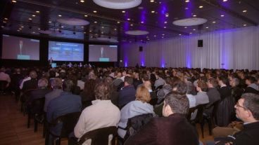 El auditorio estuvo lleno en la Bolsa de Comercio.