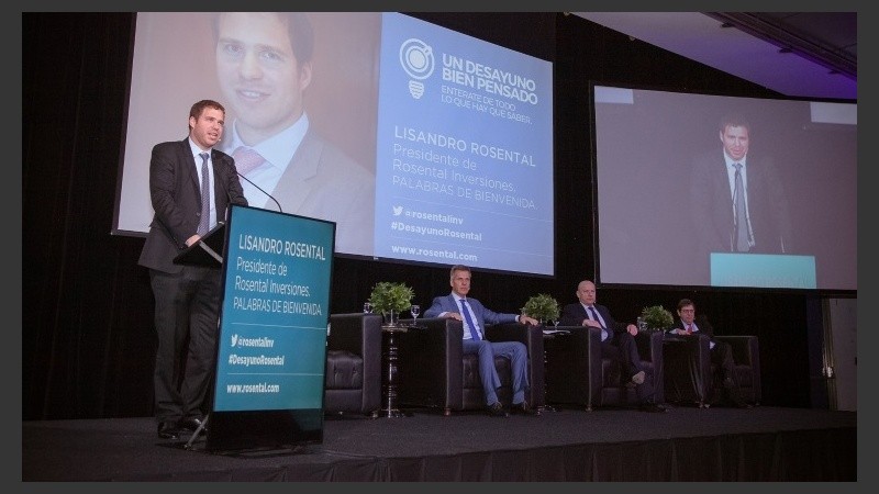 Lisandro Rosental moderando la conferencia de los tres especialistas. 