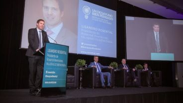 Lisandro Rosental moderando la conferencia de los tres especialistas.