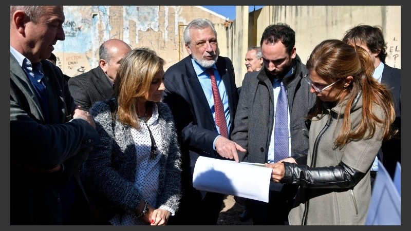 Los ministros en el recorrido por las obras del Irar. 