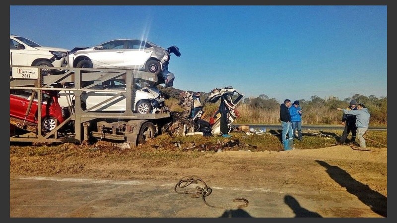 La cabina del camión que llevaba autos quedó destrozada. 