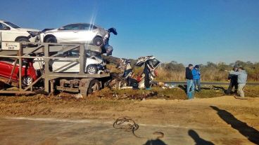 La cabina del camión que llevaba autos quedó destrozada.
