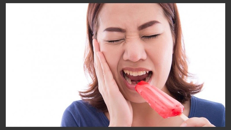 Un cepillado demasiado fuerte puede provocar la retracción de las encías y aumentar la sensibilidad dental.