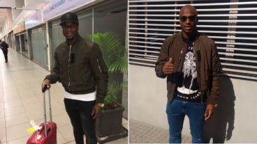 Leal en el aeropuerto y en la clínica de la revisación médica.