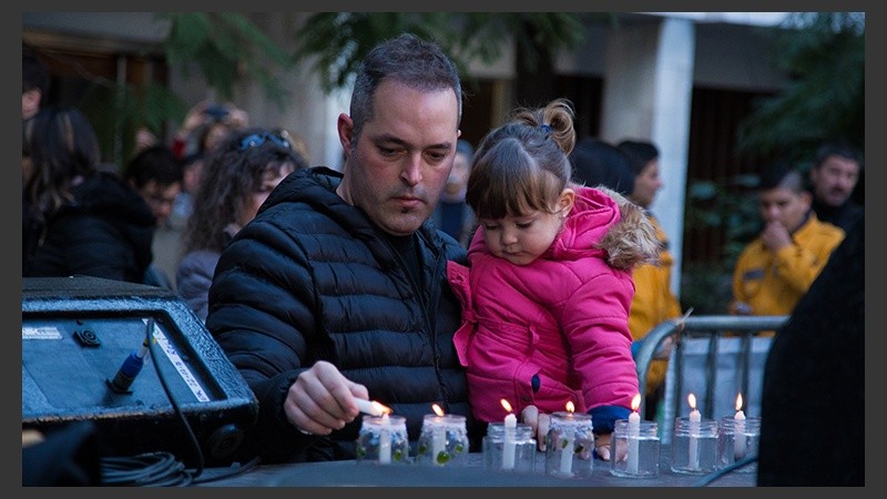 Velas encendidas para recordar a las víctimas.
