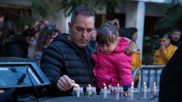 Velas encendidas para recordar a las víctimas.