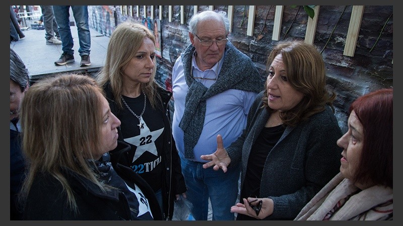 La intendenta Mónica Fein se acercó al lugar.