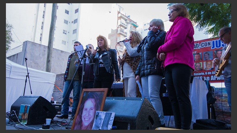Hubo música en vivo en el acto este domingo por la mañana.