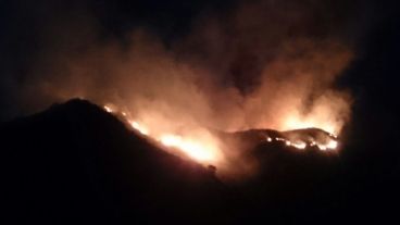 El fuego afectó una de las altas lomas del cerro, a unos 1.300 metros