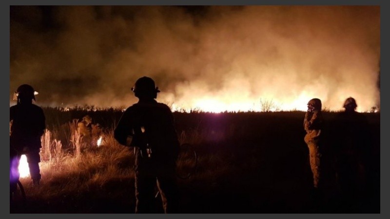 El fuego afectó una de las altas lomas del cerro, a unos 1.300 metros