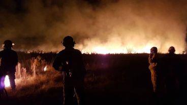 El fuego afectó una de las altas lomas del cerro, a unos 1.300 metros