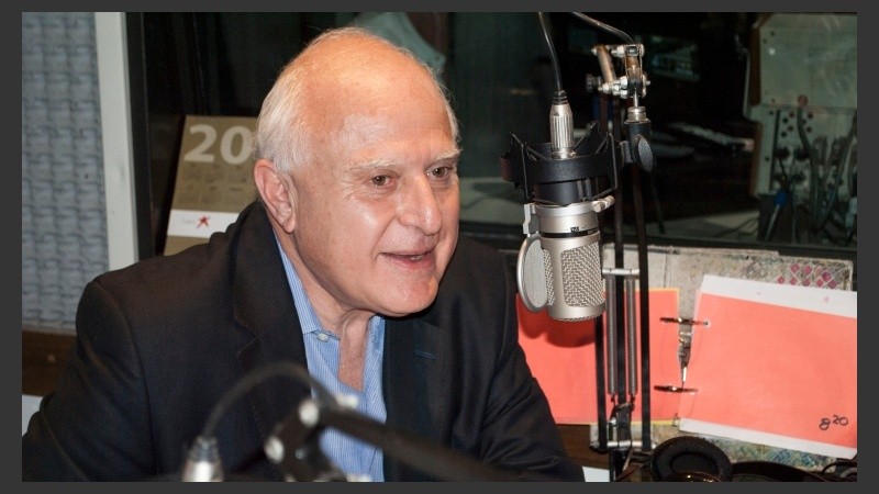 El gobernador visitó el estudio de Radio 2 este lunes. 