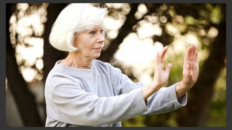 Practicar tai chi puede reducir el riesgo de caídas en casi la mitad durante el primer año de seguimiento.