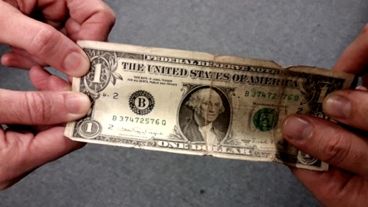 Comenzó a aplicarse un "cepo virtual" a la compra de divisa.