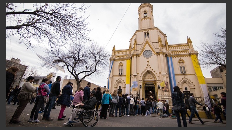 Desde temprano,hubo largas filas para ingresar a la iglesia.