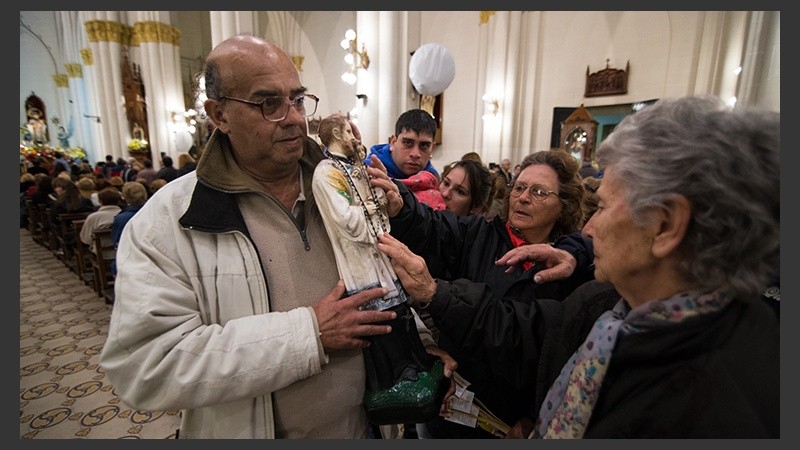Los fieles en el interior de la iglesia.