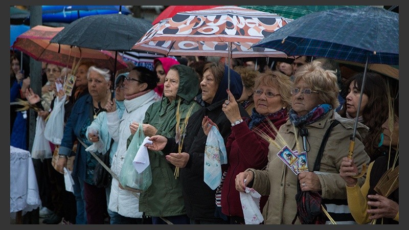 Los fieles presentes a pesar del mal tiempo.