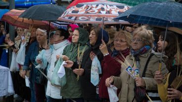 Los fieles presentes a pesar del mal tiempo.