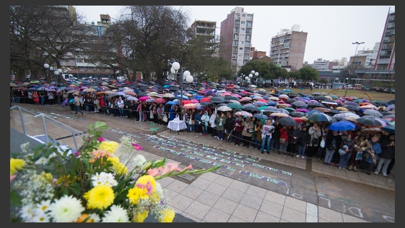 Paraguas en la plaza. La misa duró apenas unos minutos y debió levantarse.