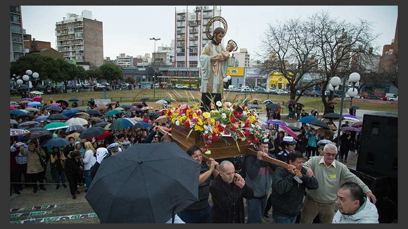 La imagen de San Cayetano llegando a la plaza.