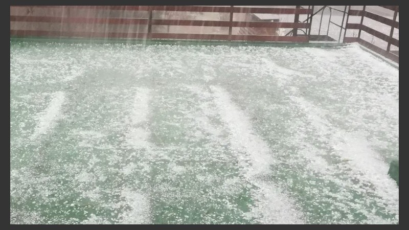 En Totoras, el granizo formó una base similar a una capa de nieve.