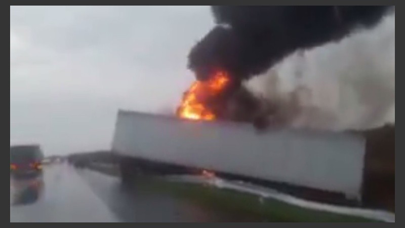 El momento del incendio del camión.