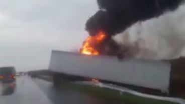 El momento del incendio del camión.
