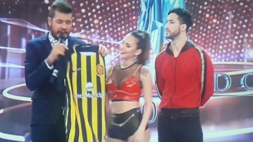 La vedette le regaló a Tinelli la camiseta de Central.