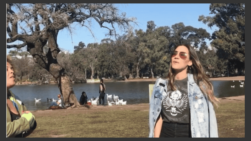 La actriz y cantante presenta su nuevo hit La Tonta.