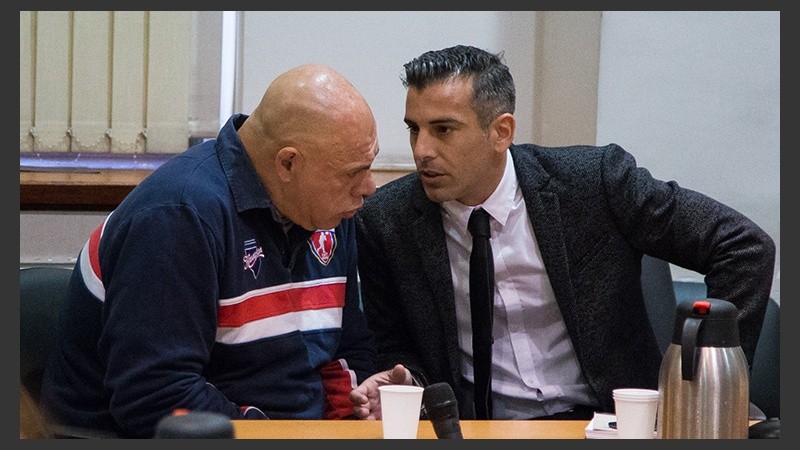 El acusado junto a su abogado.