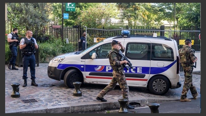 Soldados custodian la zona donde ocurrió el ataque. 