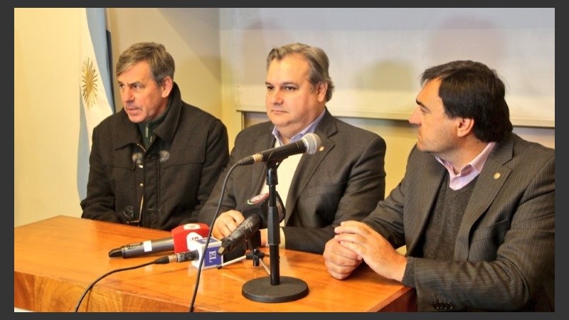 Farías (en el centro) junto a Jatón (a la izquierda) en Santa Fe.