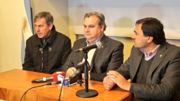 Farías (en el centro) junto a Jatón (a la izquierda) en Santa Fe.