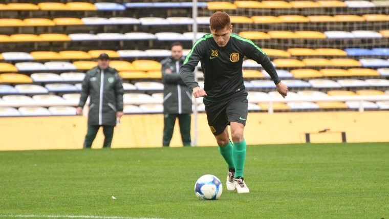 Gil puso el 1-0 parcial de tiro libre.
