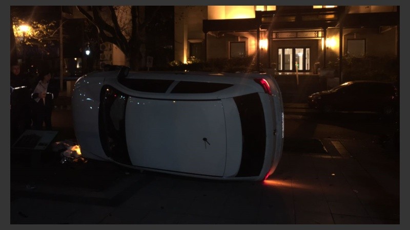 Así quedó el Volkswagen blanco. 