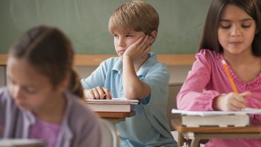 La falta de atención en clase es una importante causa del bajo rendimiento escolar.