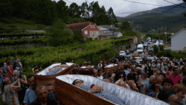 En un pueblo de España se realiza una particular procesión.
