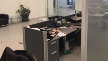 Los daños que la pirotecnia causó sobre un escritorio.