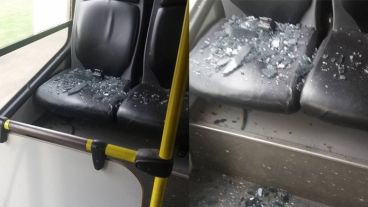 Los vidrios rotos quedaron sobre los asientos.