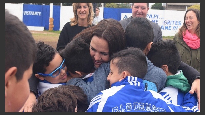 Anita Martínez junto al equipo de fútbol del Club 6 de Mayo. 