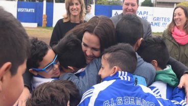 Anita Martínez junto al equipo de fútbol del Club 6 de Mayo.
