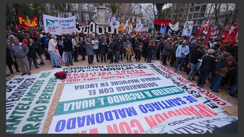Alta convocatoria en Plaza 25 de Mayo este jueves por la tarde. (Alan Monzón/Rosario3.com)