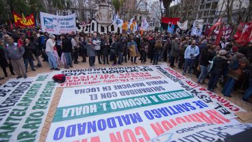 Alta convocatoria en Plaza 25 de Mayo este jueves por la tarde. (Alan Monzón/Rosario3.com)