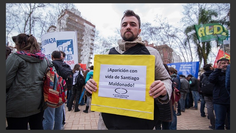 Los presentes pidieron por la aparición con vida de Santiago Maldonado. (Alan Monzón/Rosario3.com)