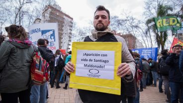 Los presentes pidieron por la aparición con vida de Santiago Maldonado. (Alan Monzón/Rosario3.com)