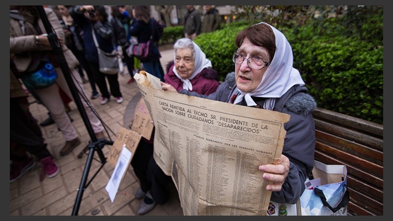 Las Madres de Plaza 25 de Mayo mostrando un diario donde aparece una carta abierta escrita en 1978. (Alan Monzón/Rosario3.com)