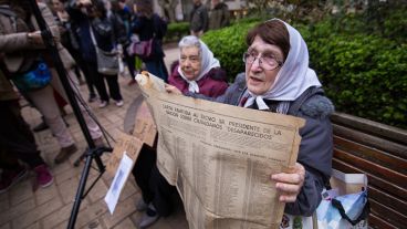 Las Madres de Plaza 25 de Mayo mostrando un diario donde aparece una carta abierta escrita en 1978. (Alan Monzón/Rosario3.com)